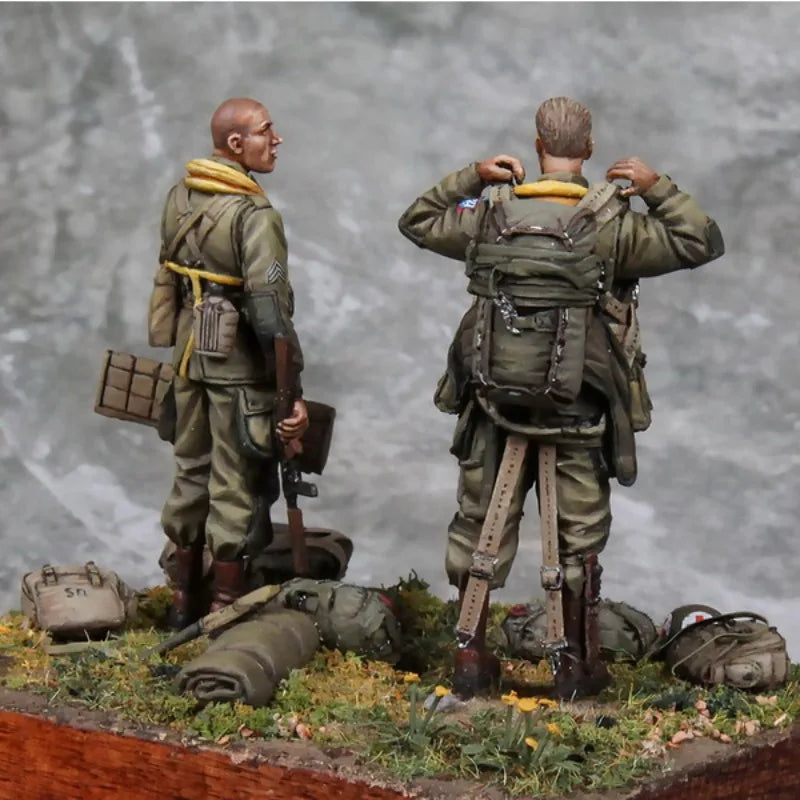 1/35 WWII US Paratroopers with D-Day Invasion Stripes, 2 Figures, Resin Model Figure Kit, Unassembled and Unpainted