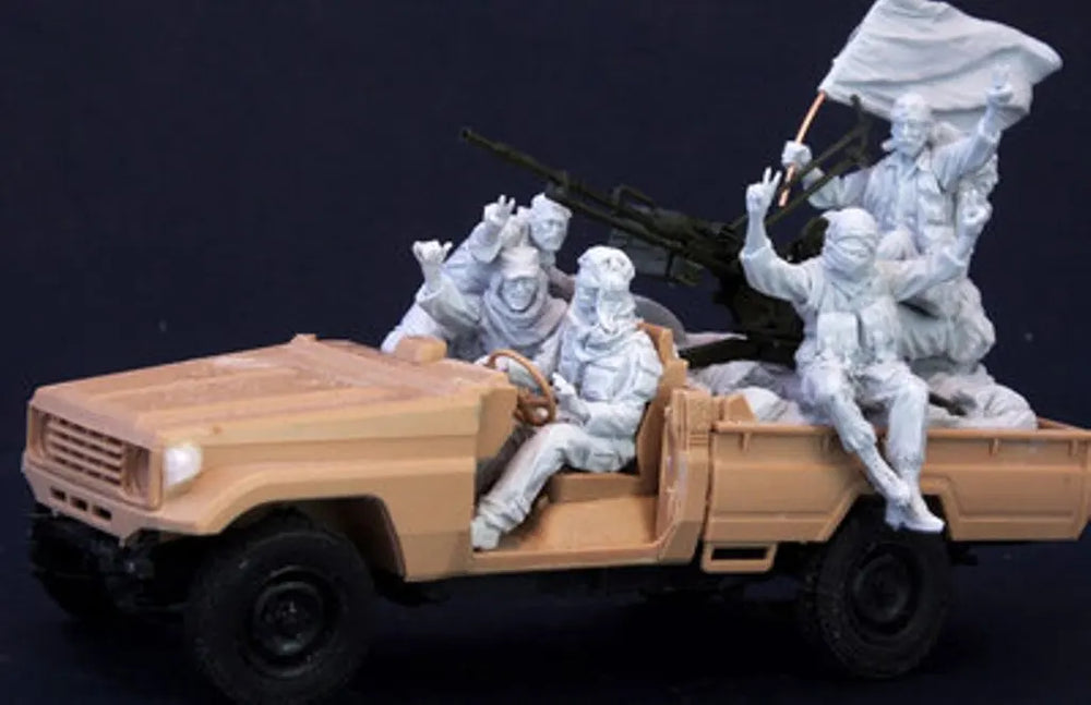 1/35 Modern Soldiers & Vehicle, 5 Figures, Resin Model Figure Kit, Unassembled and Unpainted
