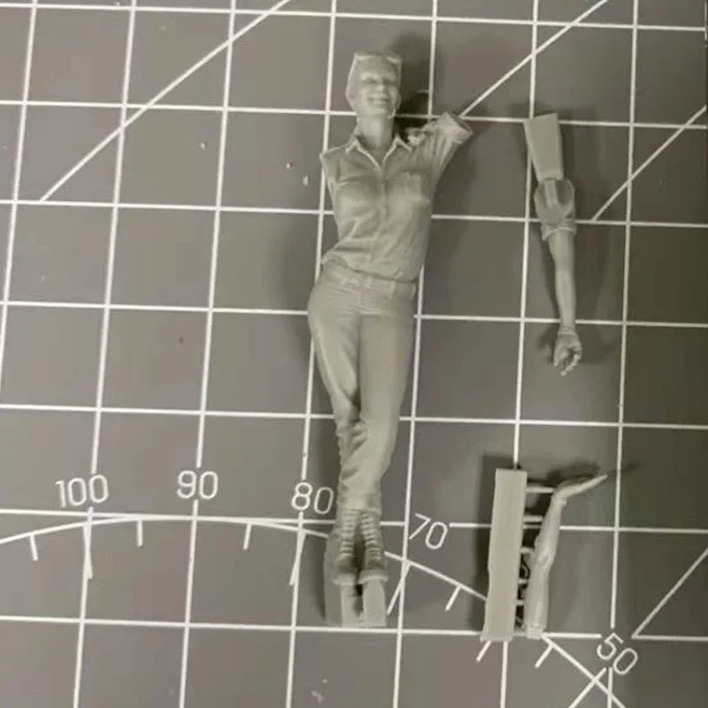 1/35 Modern Female Soldier Raising Rifle Overhead, Resin Model Figure Kit, Unassembled and Unpainted