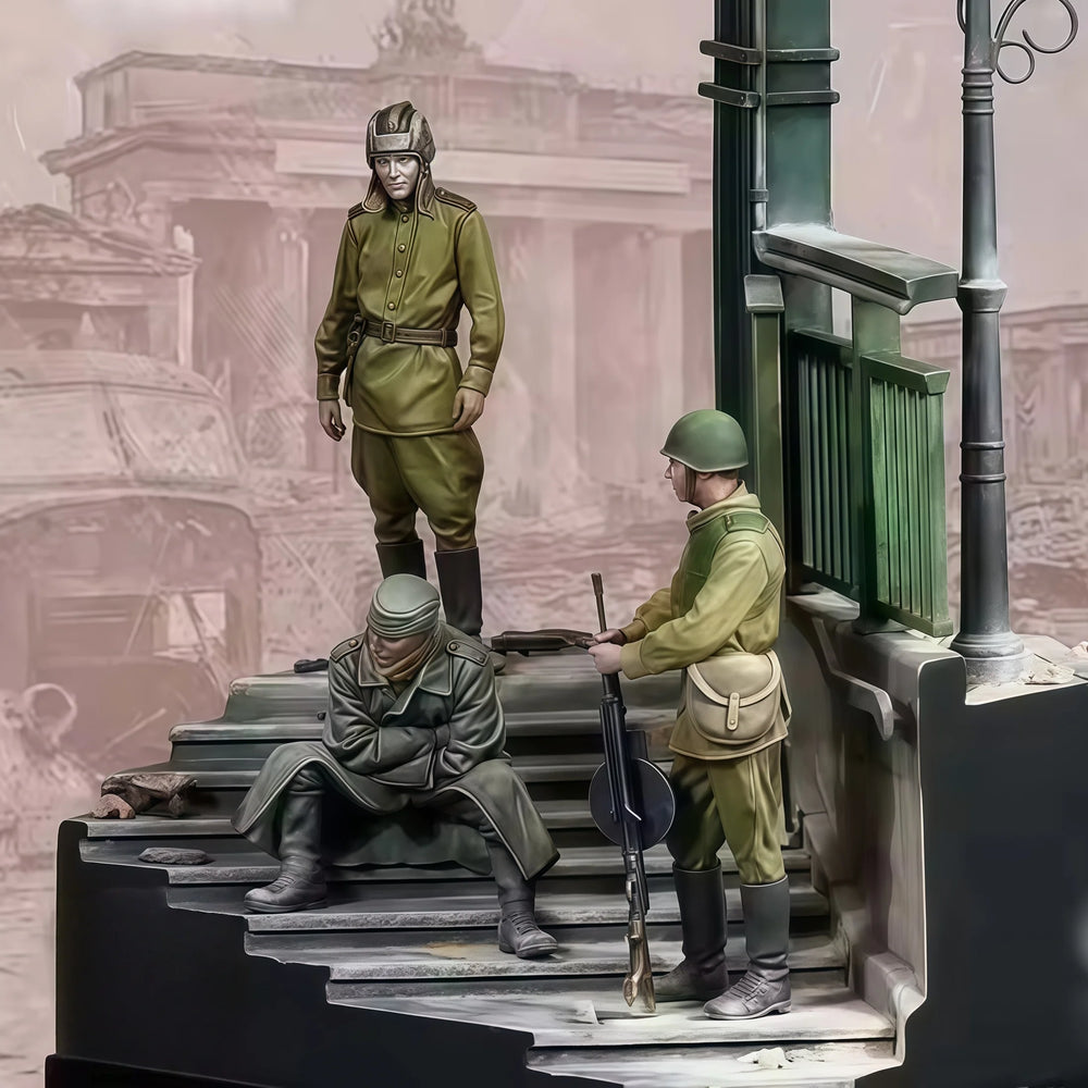 1/35 WWII Soviet Urban Combat, 4 Figures, Resin Model Diorama Kit, Unassembled and Unpainted