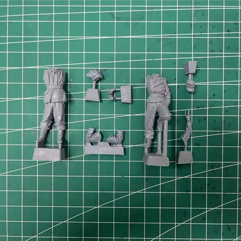 1/35 WWII German Panzer Crew at Tank Hatch, 2 Figures, Resin Model Figure Kit, Unassembled and Unpainted