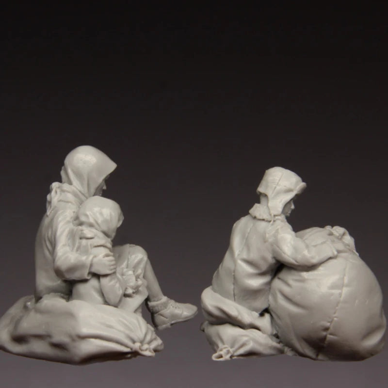 1/35 WWII Refugee Scene, 7 Figures, Resin Model Figure Kit, Unassembled and Unpainted