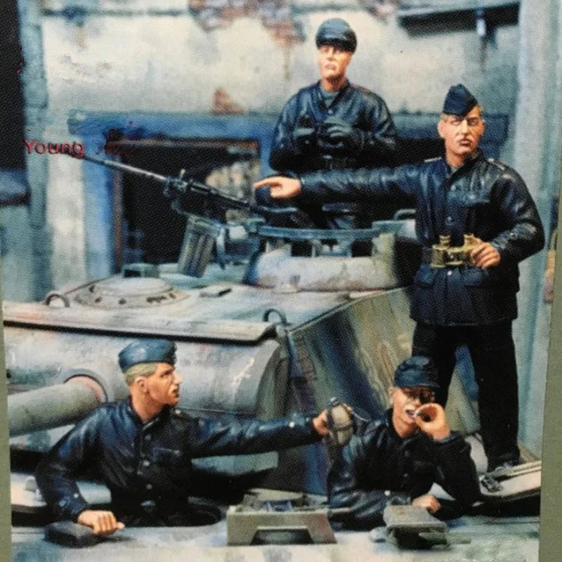 1/35 WWII German Panzer Crew Mixed Positions, 4 Figures, Resin Model Figure Kit, Unassembled and Unpainted