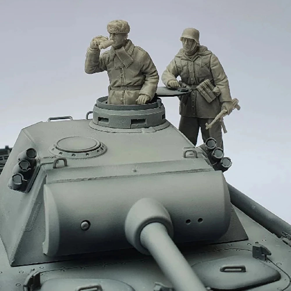 1/35 WWII German Panzer Crew with Headset Operators, 2 Figures, Resin Model Figure Kit, Unassembled and Unpainted