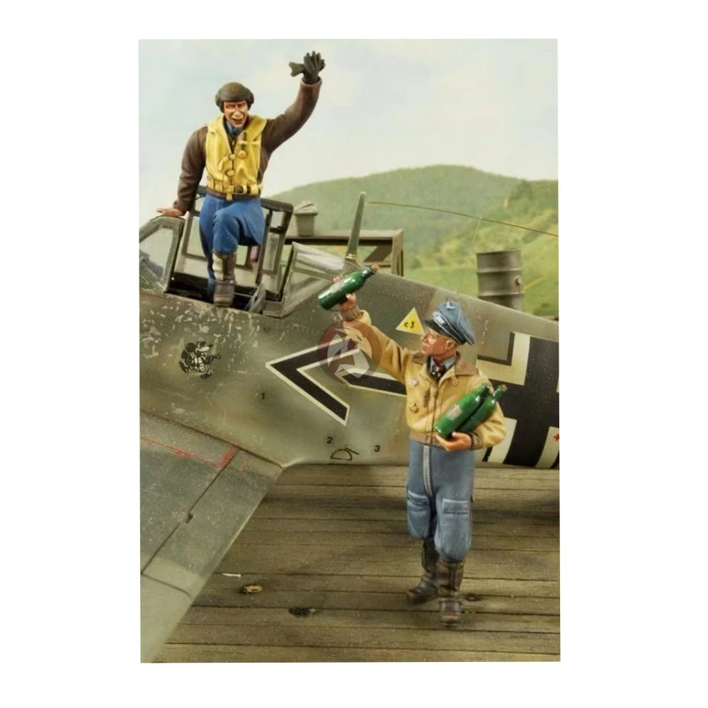1/35 WWII Japanese Aircraft Crew, 2 Figures, Resin Model Figure Kit, Unassembled and Unpainted