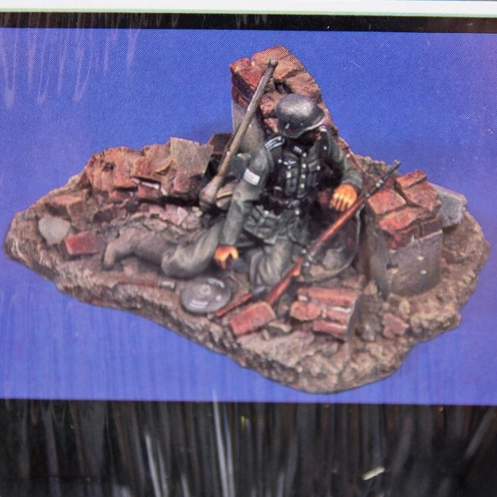 1/35 Modern Tactical Operator Prone on Ruins, Resin Model Figure Kit, Unassembled and Unpainted
