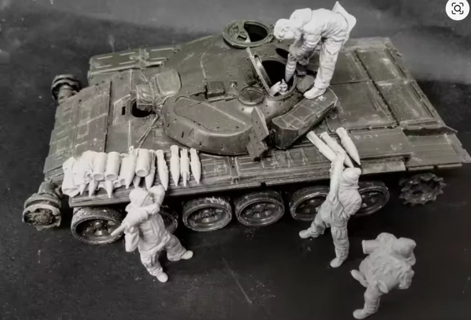 1/35 WWII Soviet Tank Crew Ammunition Loading, 5 Figures, Resin Model Figure Kit, Unassembled and Unpainted