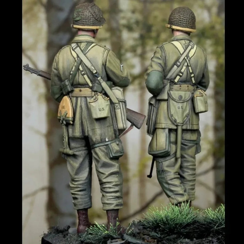 1/35 WWII Infantry Pair with Rifles and Gas Bags, 2 Figures, Resin Model Figure Kit, Unassembled and Unpainted