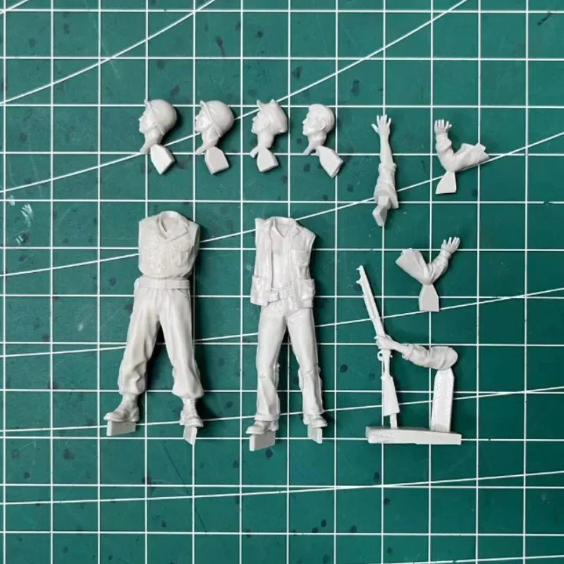 1/35 WWII US Infantrymen Signaling and Standing, 2 Figures, Resin Model Figure Kit, Unassembled and Unpainted