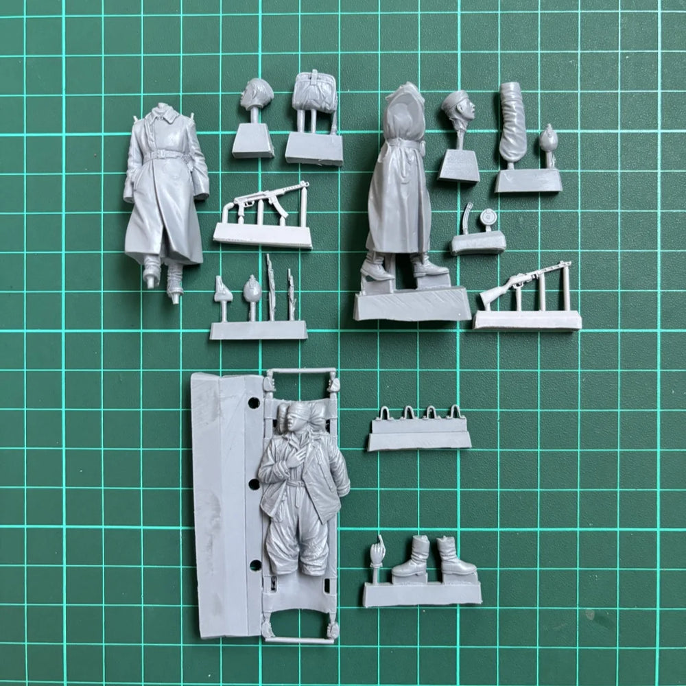 1/35 WWII Soviet Paramedics with Wounded Tankman, 3 Figures, Resin Model Figure Kit, Unassembled and Unpainted