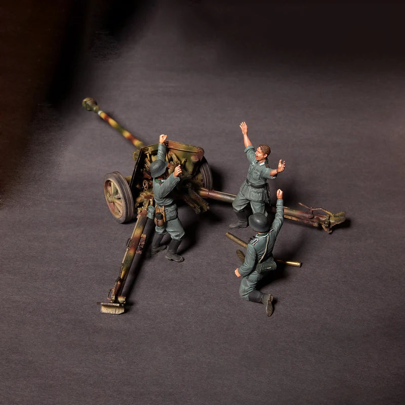 1/35 WWII German 75mm Artillery Crew in Action, 3 Figures, Resin Model Figure Kit, Unassembled and Unpainted