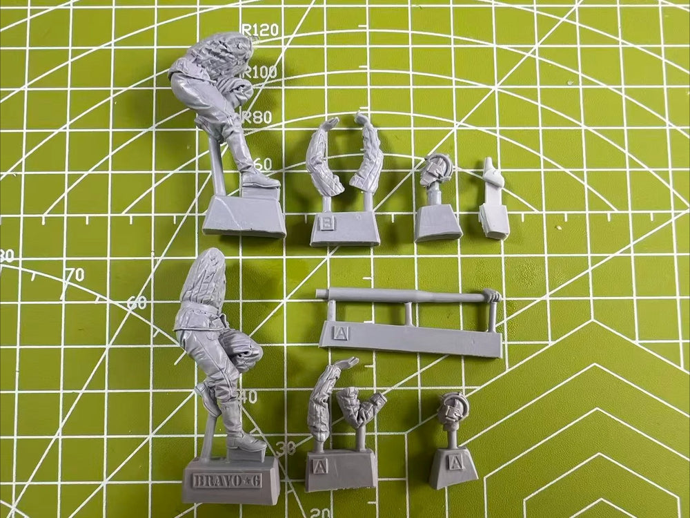 1/35 Cold War Soviet Tank Repairer, 5 Figures, Resin Model Diorama Kit, Unassembled and Unpainted