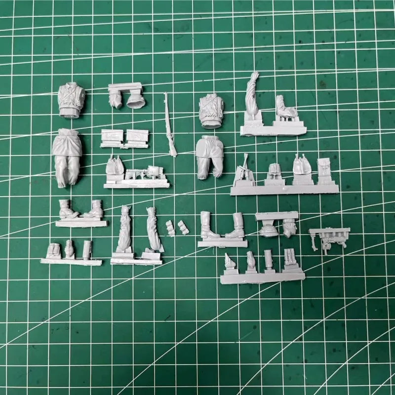 1/35 WWII Destroyed Urban District Ruins, 2 Figures, Resin Model Figure Kit, Unassembled and Unpainted