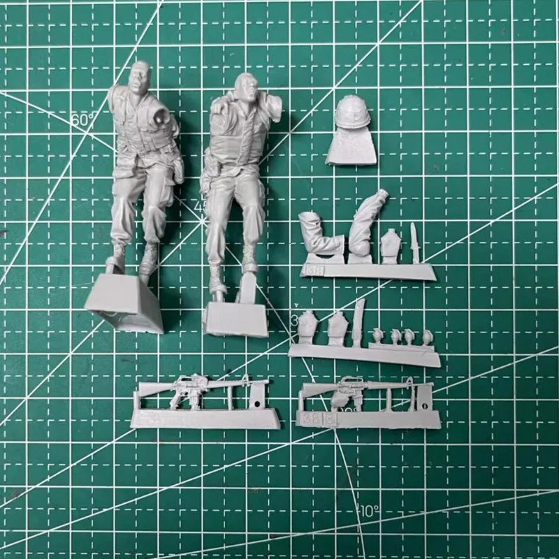 1/35 Vietnam War US Marines in Combat, 2 Figures, Resin Model Figure Kit, Unassembled and Unpainted