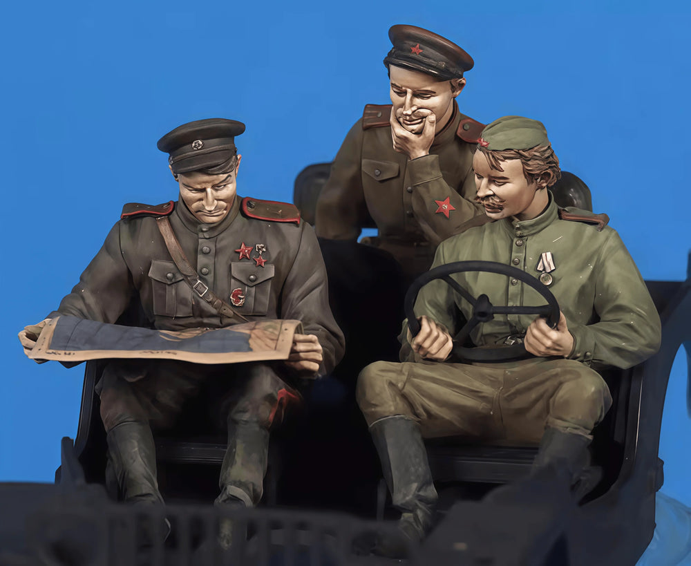 1/35 WWII Soviet Officers Reviewing Military Map, 3 Figures, Resin Model Figure Kit, Unassembled and Unpainted