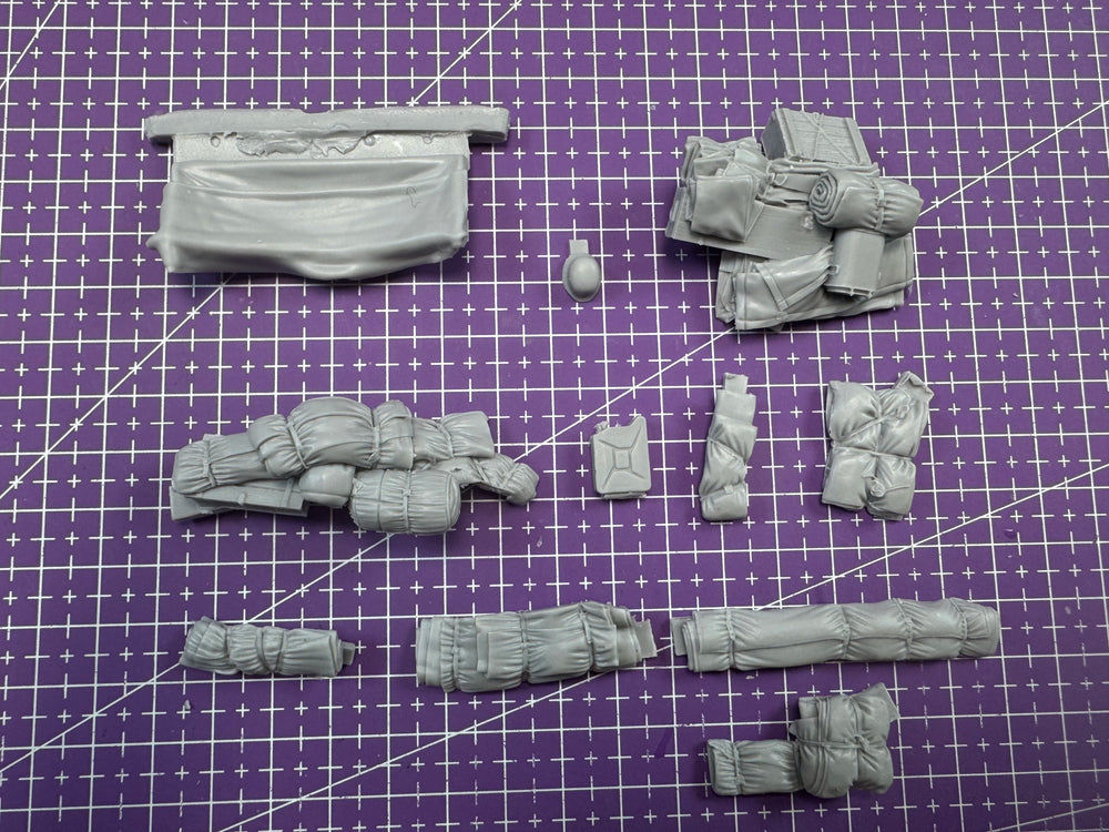 1/35 WWII German Sd.Kfz. 251 Armored Halftrack, Resin Model Vehicle Kit, Unassembled and Unpainted