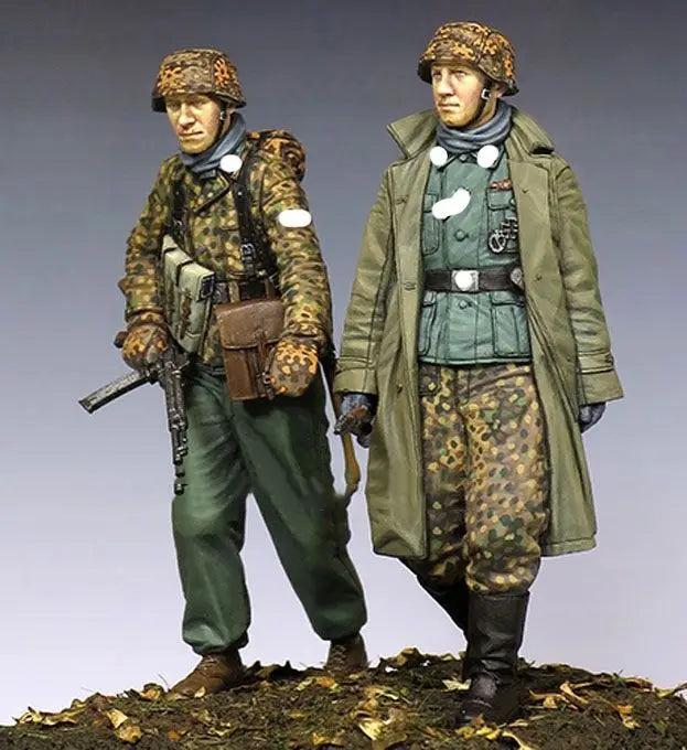1/35 WWII German Infantry with MP40 and Mixed Uniforms, 4 Figures, Resin Model Figure Kit, Unassembled and Unpainted