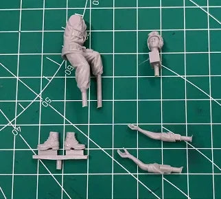 1/35 WWII German Panzer Commander in Turret, Resin Model Figure Kit, Unassembled and Unpainted