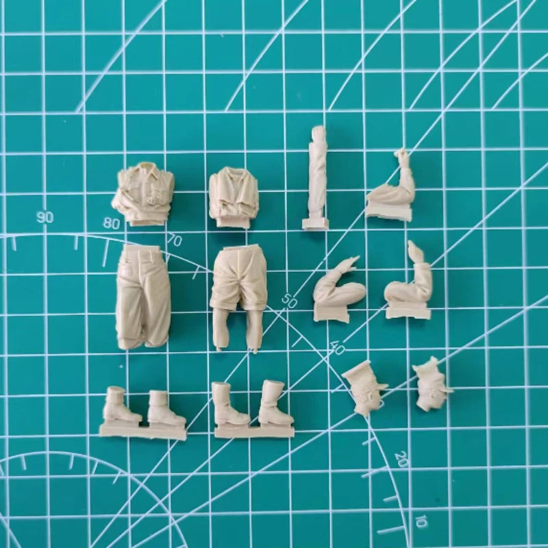 1/35 WWII Soldiers Hygiene Scene, 2 Figures, Resin Model Figure Kit, Unassembled and Unpainted