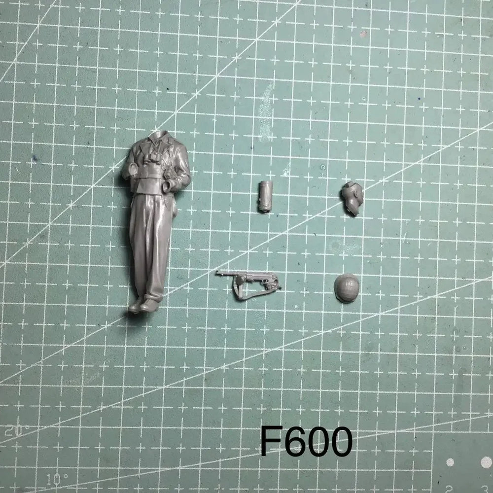 1/35 WWII German Officer and MP40 Gunner, 2 Figures, Resin Model Figure Kit, Unassembled and Unpainted