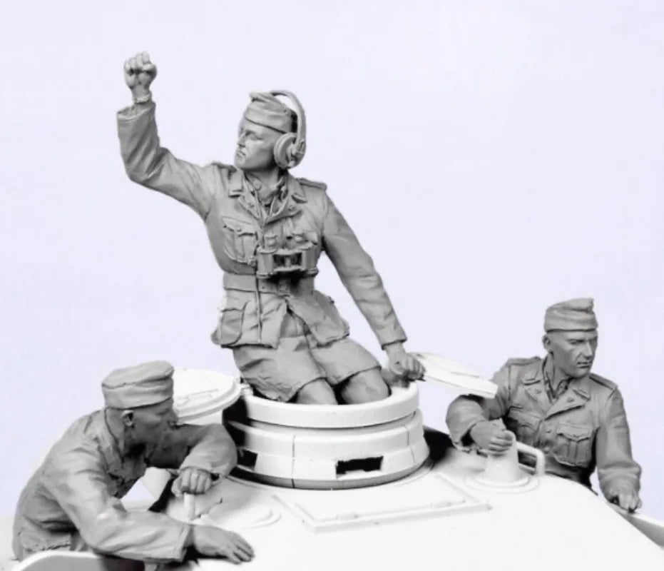 1/35 WWII German Panzer Crew Victory Pose, 3 Figures, Resin Model Figure Kit, Unassembled and Unpainted