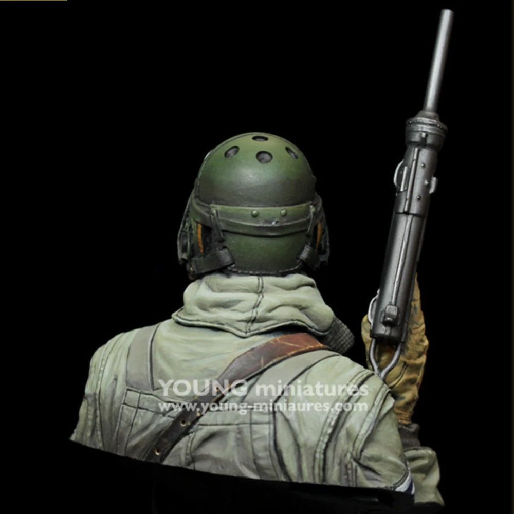1/10 WWII German Luftwaffe Pilot with MG42 Machine Gun, Resin Model Bust Kit, Unassembled and Unpainted