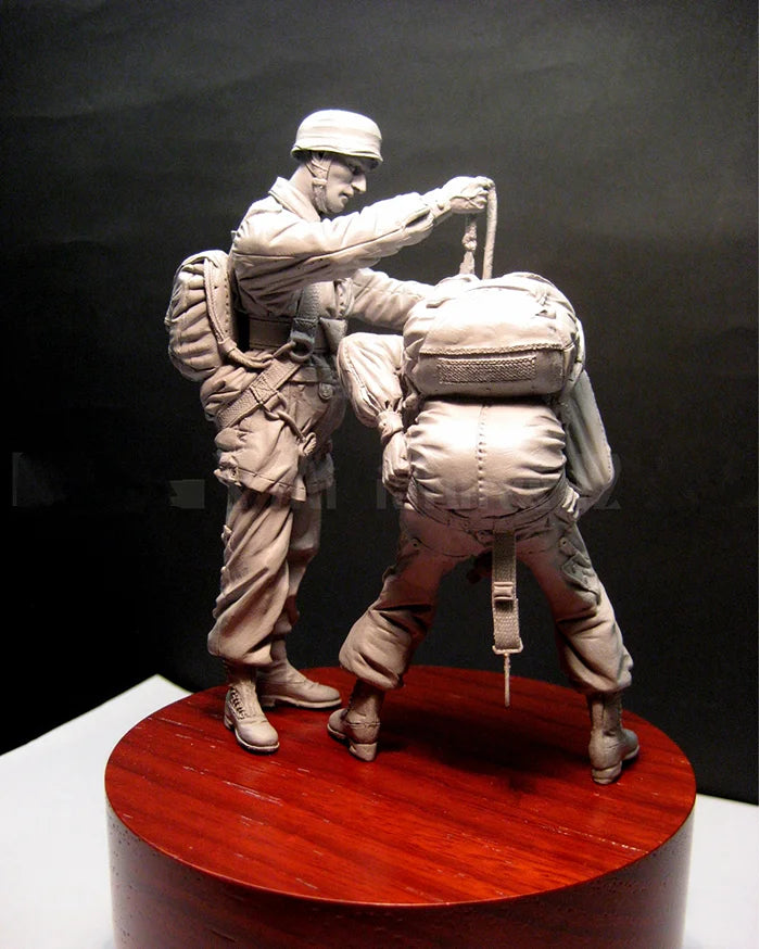 1/16 WWI British Infantry Exchanging Ammunition, 2 Figures, Resin Model Figure Kit, Unassembled and Unpainted