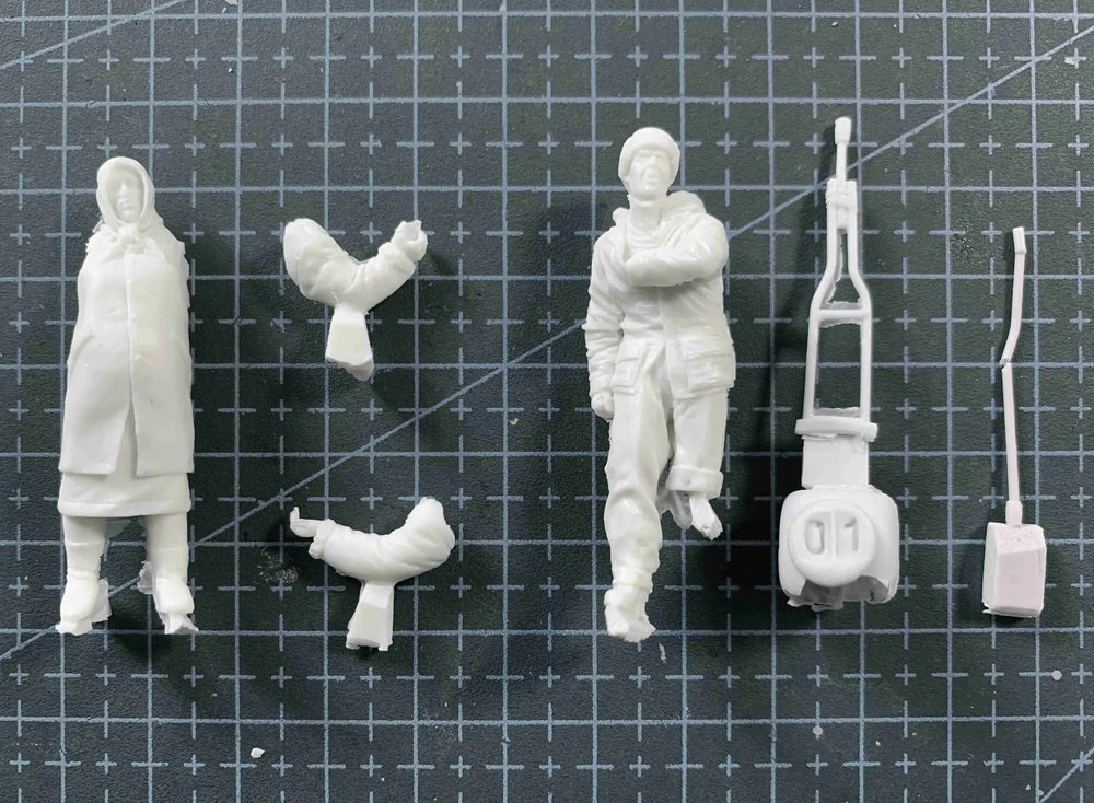 1/35 WWII Injured Soldier & Civilian, 2 Figures, Resin Model Figure Kit, Unassembled and Unpainted