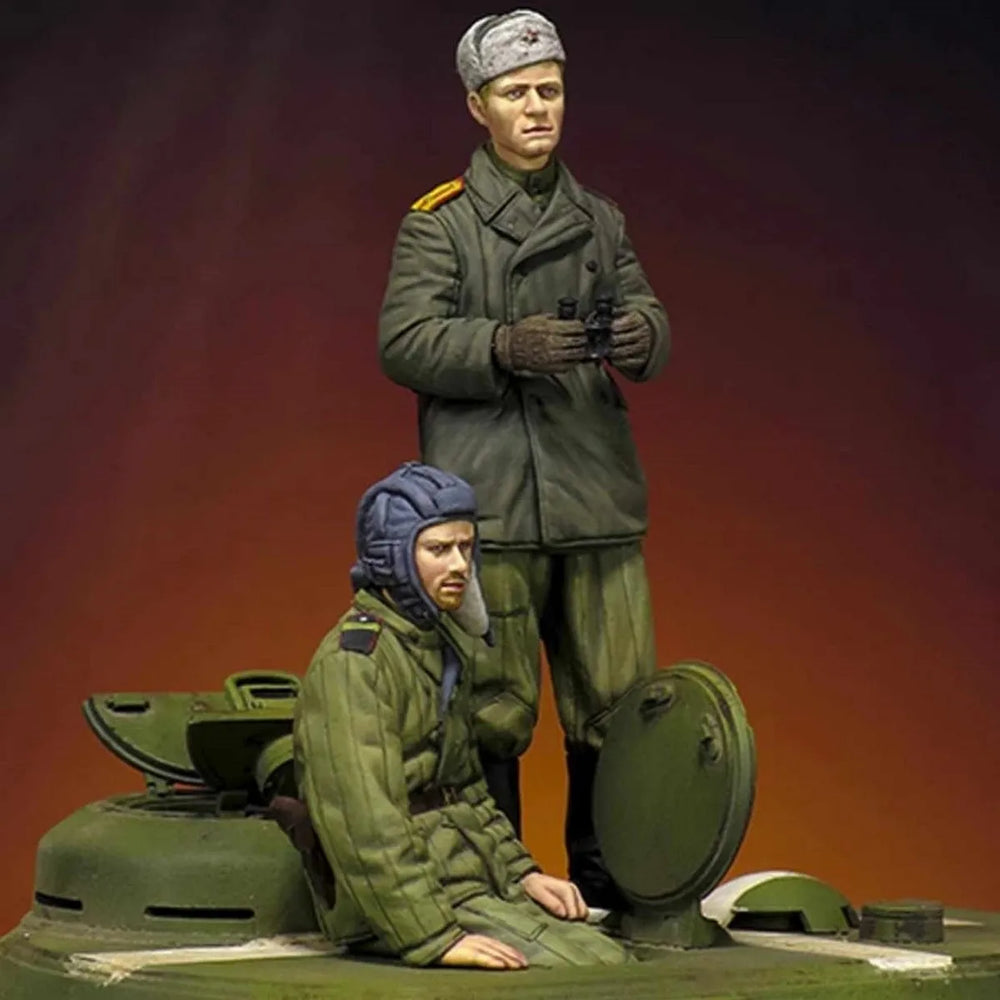 1/35 WWII Soviet Tank Crew Winter Uniforms, 2 Figures, Resin Model Figure Kit, Unassembled and Unpainted