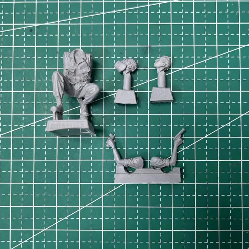 1/35 WWII US Rifleman Kneeling with Rifle, Resin Model Figure Kit, Unassembled and Unpainted