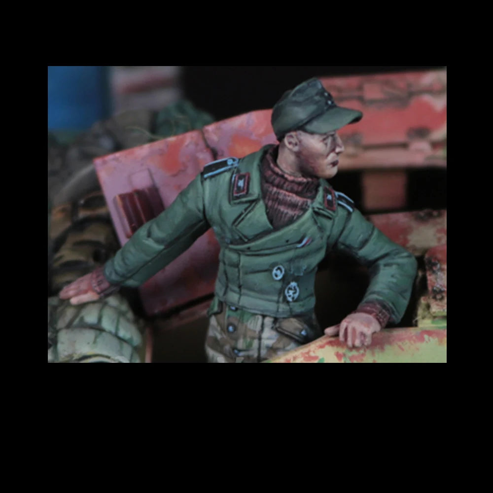 1/35 WWII German Officer Reaching in Field Uniform, Resin Model Figure Kit, Unassembled and Unpainted
