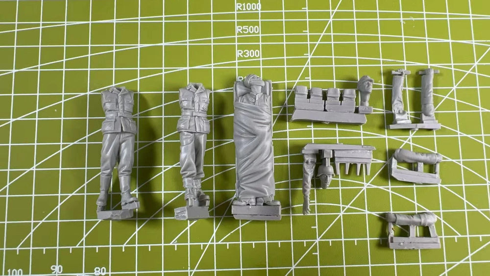 1/35 WWII German Infantry with Wounded Casualty, 4 Figures, Resin Model Figure Kit, Unassembled and Unpainted