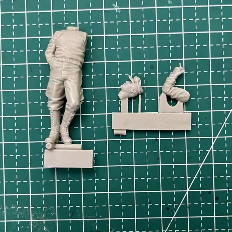 1/35 WWII Military Officer at Rest, Resin Model Figure Kit, Unassembled and Unpainted