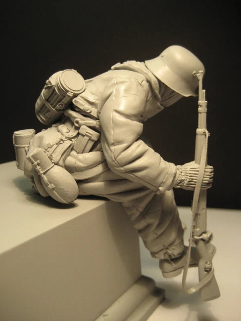 1/16 WWI German Infantryman Resting with Rifle, Resin Model Figure Kit, Unassembled and Unpainted