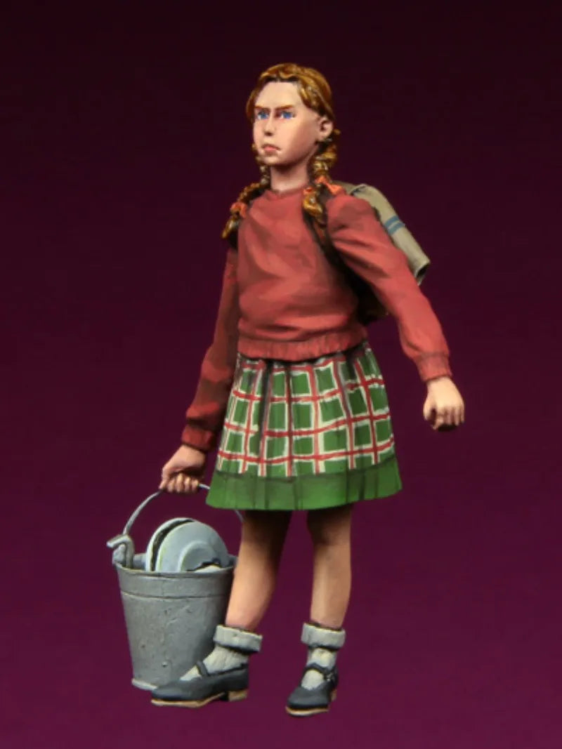 1/35 WWII European Refugee Girl, Resin Model Figure Kit, Unassembled and Unpainted