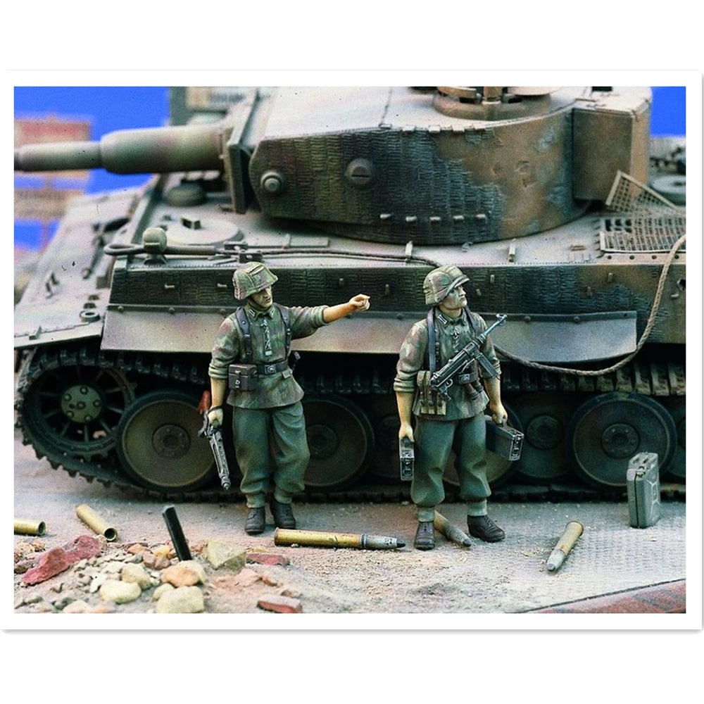 1/35 WWII German Tank Ammunition Resupply, 2 Figures, Resin Model Vehicle Kit, Unassembled and Unpainted
