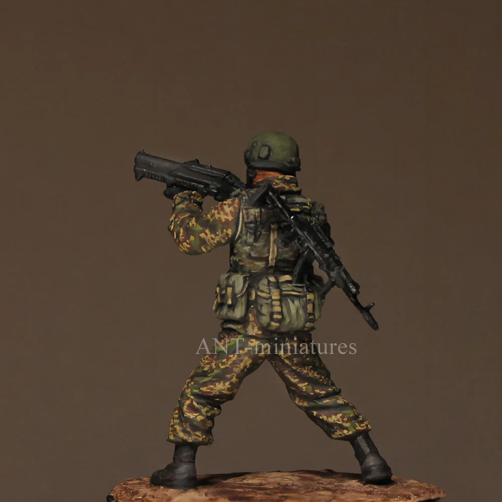 1/35 Modern Desert Infantry with Binoculars, Resin Model Figure Kit, Unassembled and Unpainted
