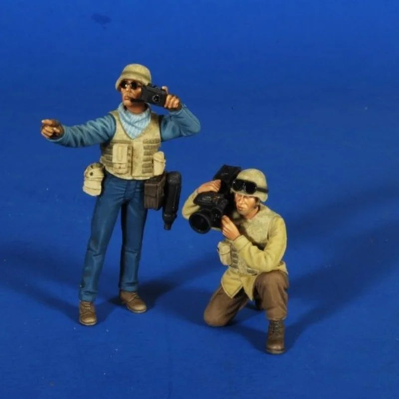 1/35 Modern Military Battlefield Correspondents, 2 Figures, Resin Model Figure Kit, Unassembled and Unpainted