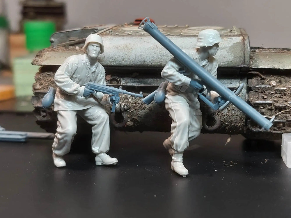 1/35 WWII German Artillery Crew Loading Gun, 2 Figures, Resin Model Figure Kit, Unassembled and Unpainted