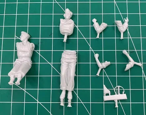 1/35 WWII German Panzer Crew in Combat Action, 2 Figures, Resin Model Figure Kit, Unassembled and Unpainted