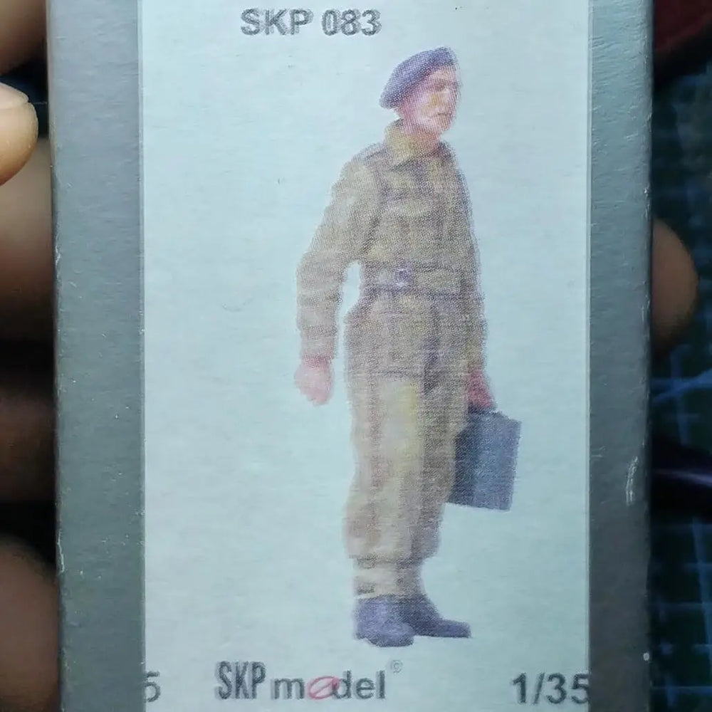 1/35 WWII British Soldier in Beret with Satchel, Resin Model Figure Kit, Unassembled and Unpainted