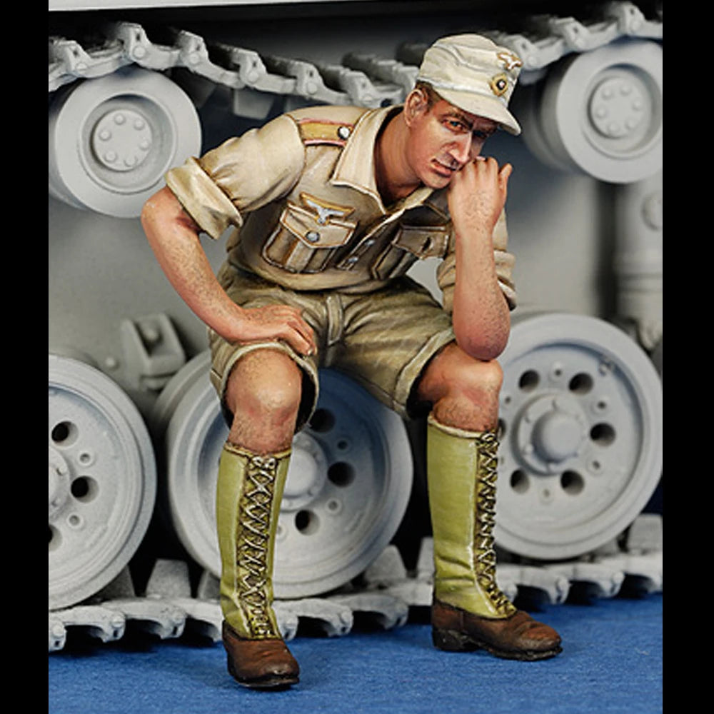 1/35 WWII German DAK Infantryman Kneeling, Resin Model Figure Kit, Unassembled and Unpainted