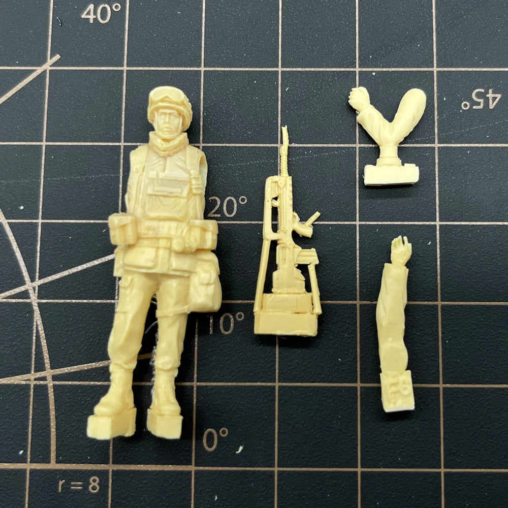 1/35 Modern Desert Camouflage Rifleman with Assault Rifle, Resin Model Figure Kit, Unassembled and Unpainted