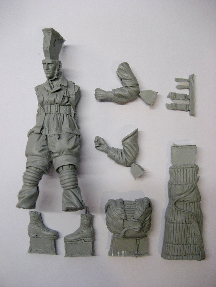 1/16 WWII German Machine Gunner with Ammo Belts, Resin Model Figure Kit, Unassembled and Unpainted