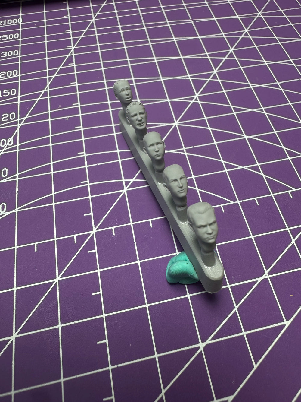 1/35 WWII Female Soldier Heads, 4 Figures, Resin Model Figure Kit, Unassembled and Unpainted
