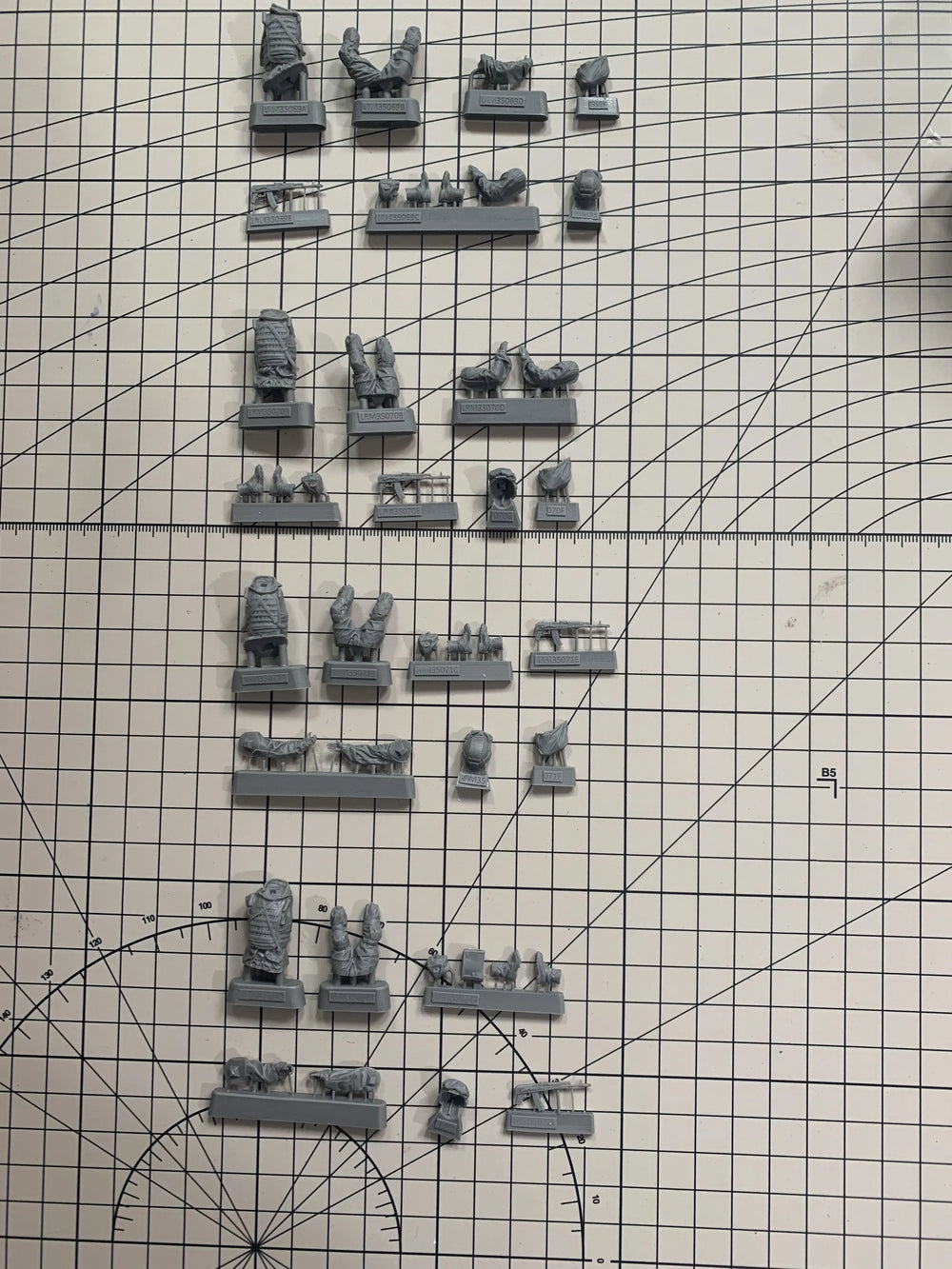 1/35 Modern Combat Squad in Tactical Assault, 4 Figures, Resin Model Figure Kit, Unassembled and Unpainted