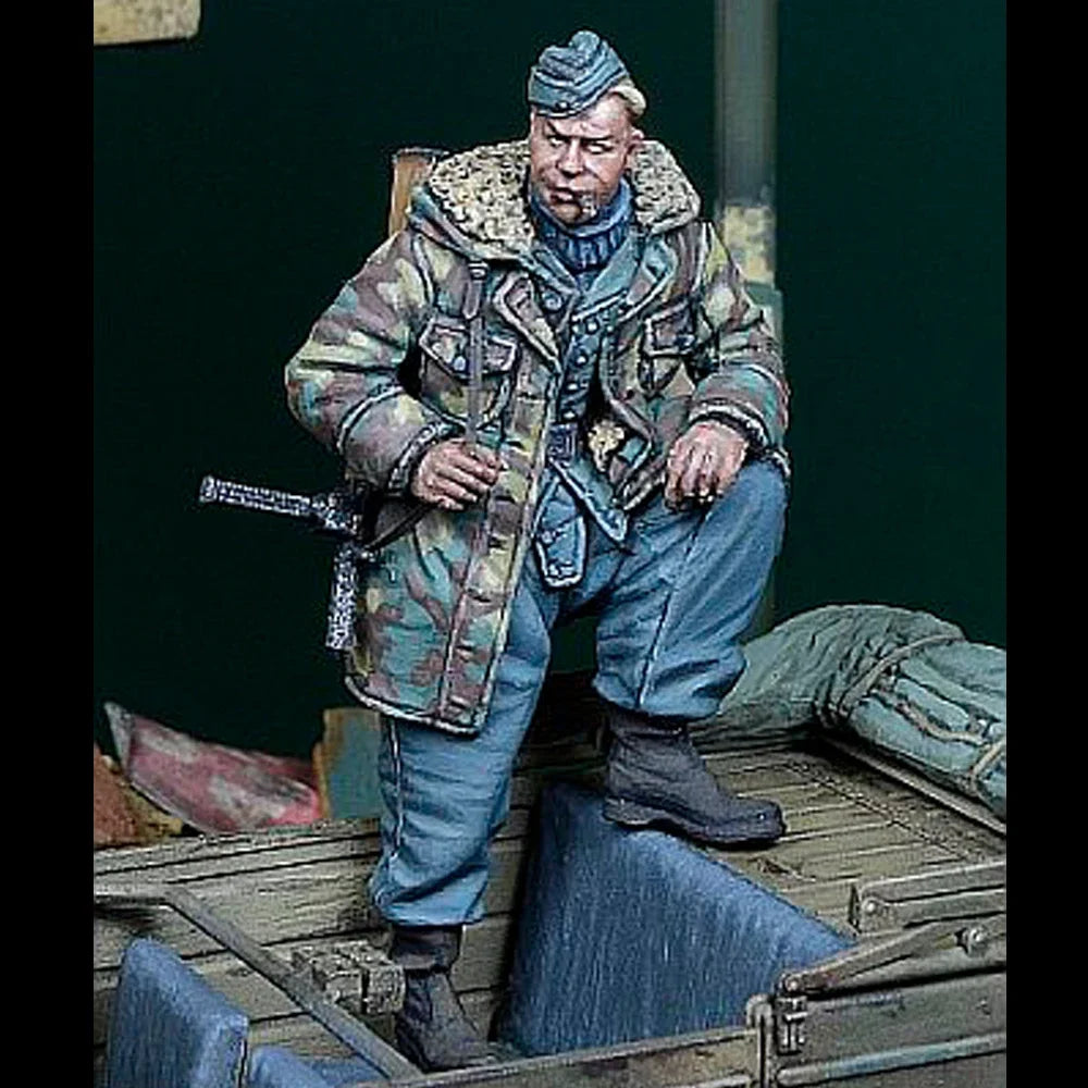 1/35 WWII German Soldier Winter Parka with MP40, Resin Model Figure Kit, Unassembled and Unpainted