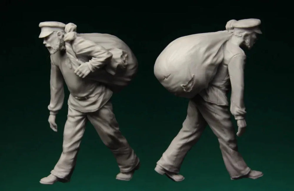 1/35 WWII Soviet Soldier Carrying Child, Resin Model Figure Kit, Unassembled and Unpainted