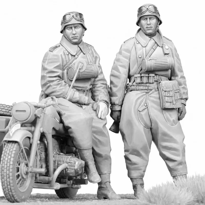 1/35 WWII German Wehrmacht Motorcycle, 4 Figures, Resin Model Figure Kit, Unassembled and Unpainted