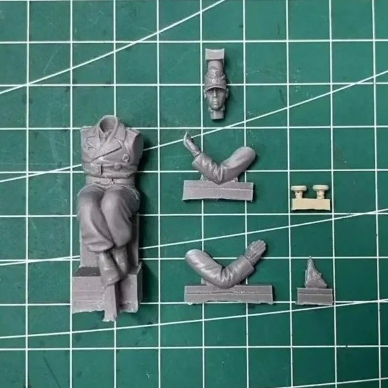 1/35 WWII German Panzer Commander in Coat, Resin Model Figure Kit, Unassembled and Unpainted